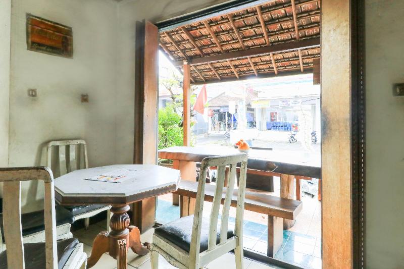 Halaman Depan Hostel by ZUZU - Genel