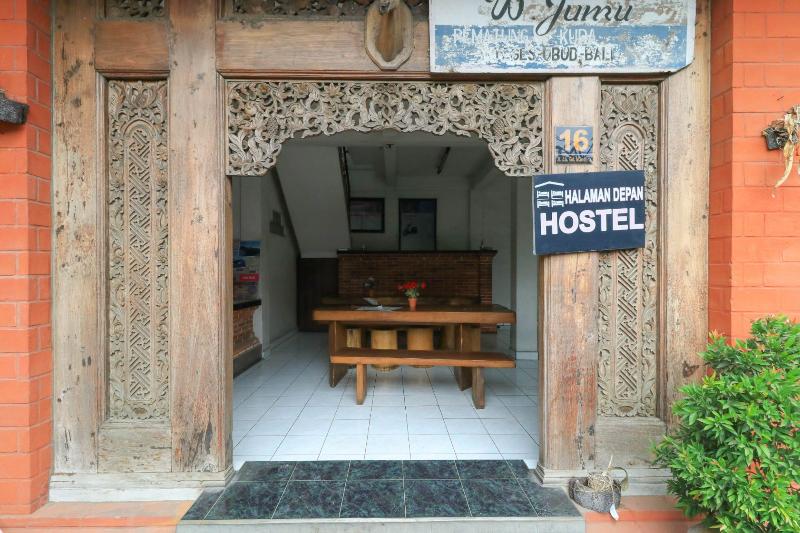 Halaman Depan Hostel by ZUZU - Genel