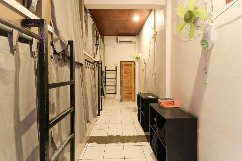 Halaman Depan Hostel by ZUZU - Oda