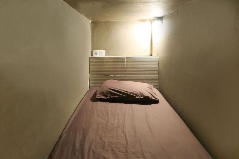 Halaman Depan Hostel by ZUZU - Oda