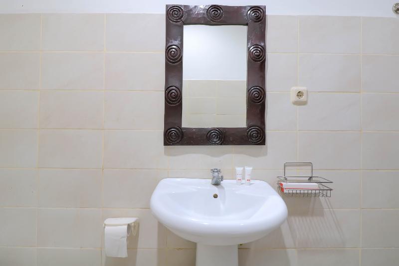 Capital O 1666 Grand Pudjawan Hotel - Oda