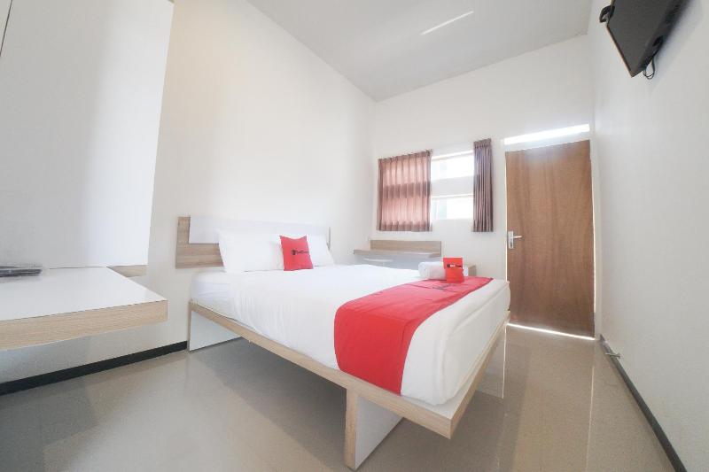RedDoorz Syariah near Transmart MX Malang - Oda