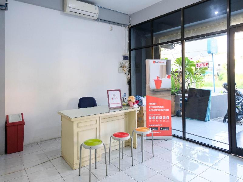 RedDoorz near Ahmad Yani Airport 3 - Lobi