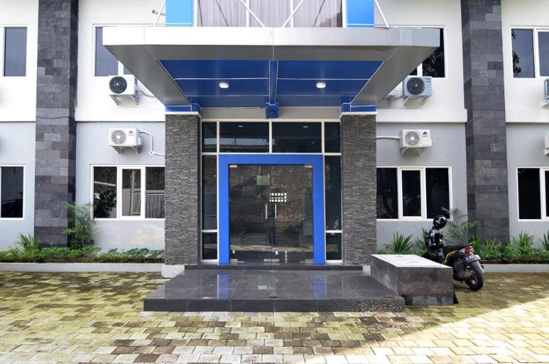RedDoorz near Museum Keraton Surakarta - Lobi