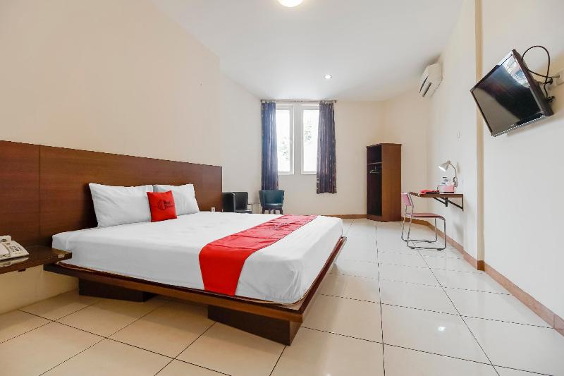 RedDoorz Plus @ Karebosi Area 2 - Oda