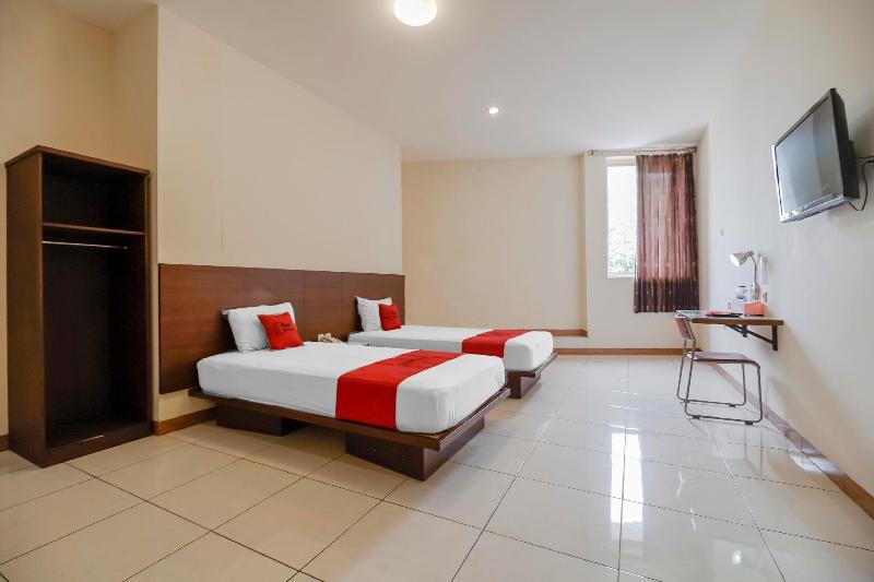 RedDoorz Plus @ Karebosi Area 2 - Oda