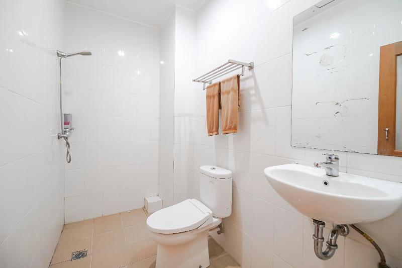 RedDoorz Plus @ Karebosi Area 2 - Oda