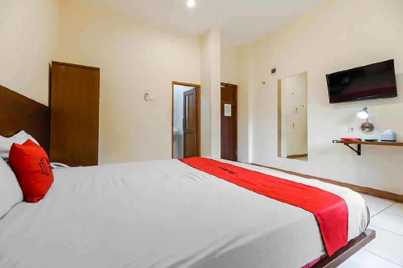 RedDoorz Plus @ Karebosi Area 2 - Oda