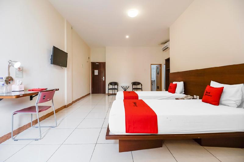 RedDoorz Plus @ Karebosi Area 2 - Oda