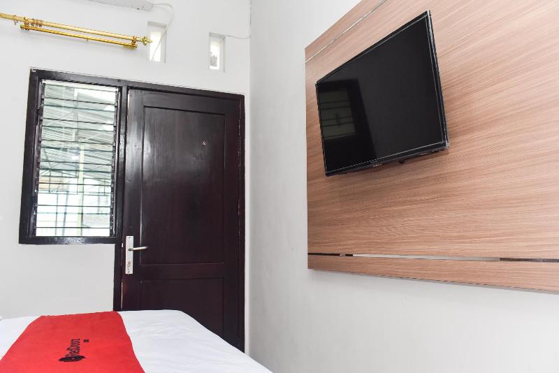 RedDoorz Plus near Malang Town Square - Oda