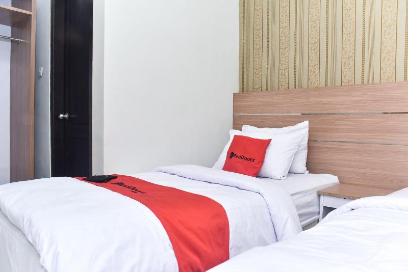 RedDoorz Plus near Malang Town Square - Oda