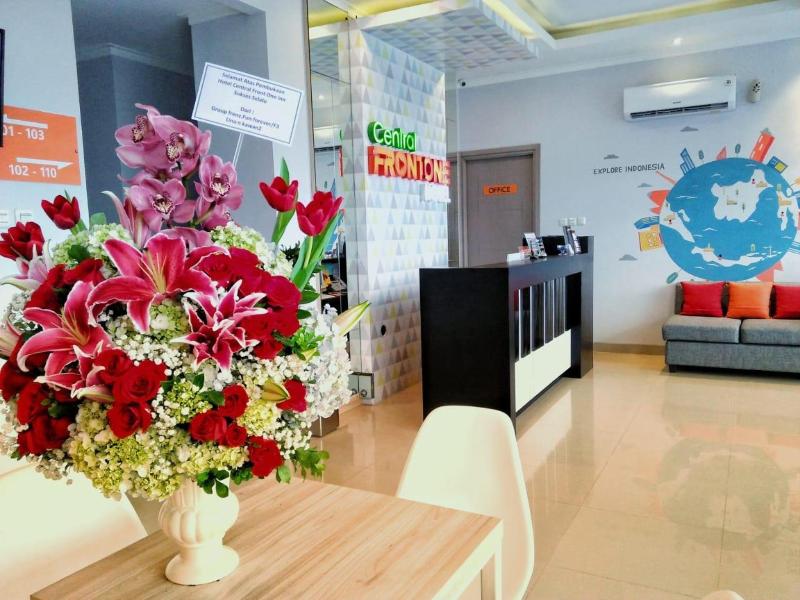 Central Front One Inn Jakarta Airport - Lobi