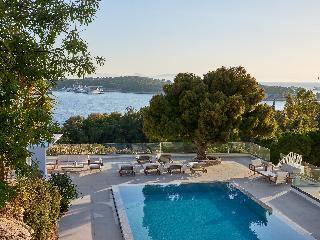 The Roc Club, A Hotel to Live