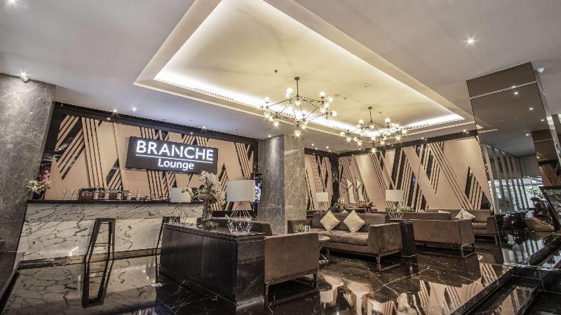 Golden Tulip Essential Makassar - Bar
