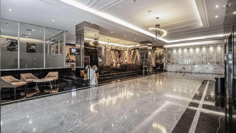 Golden Tulip Essential Makassar - Lobi