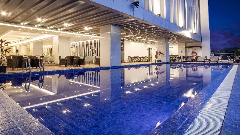 Golden Tulip Essential Makassar - Havuz