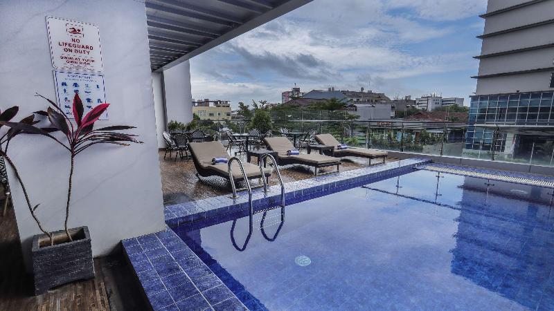 Golden Tulip Essential Makassar - Havuz