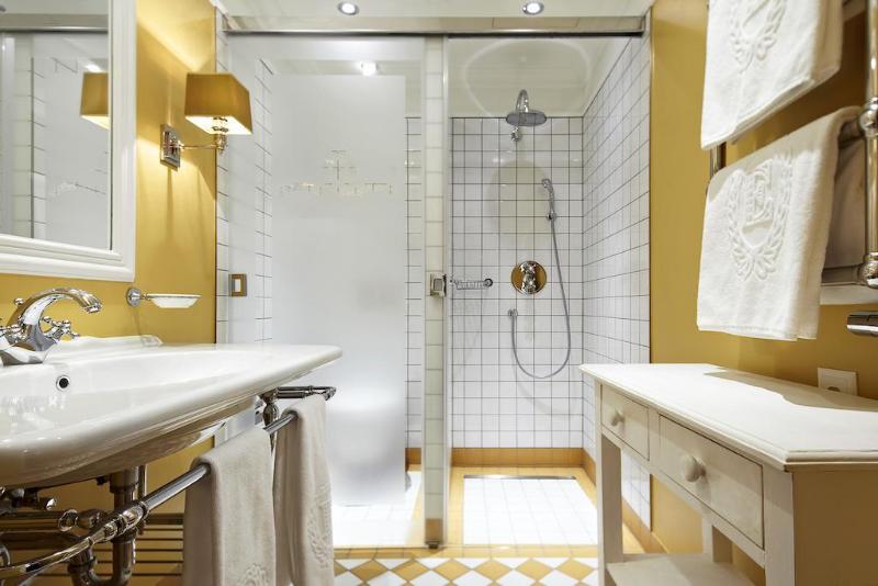 Romantik Hotel Europe - Genel