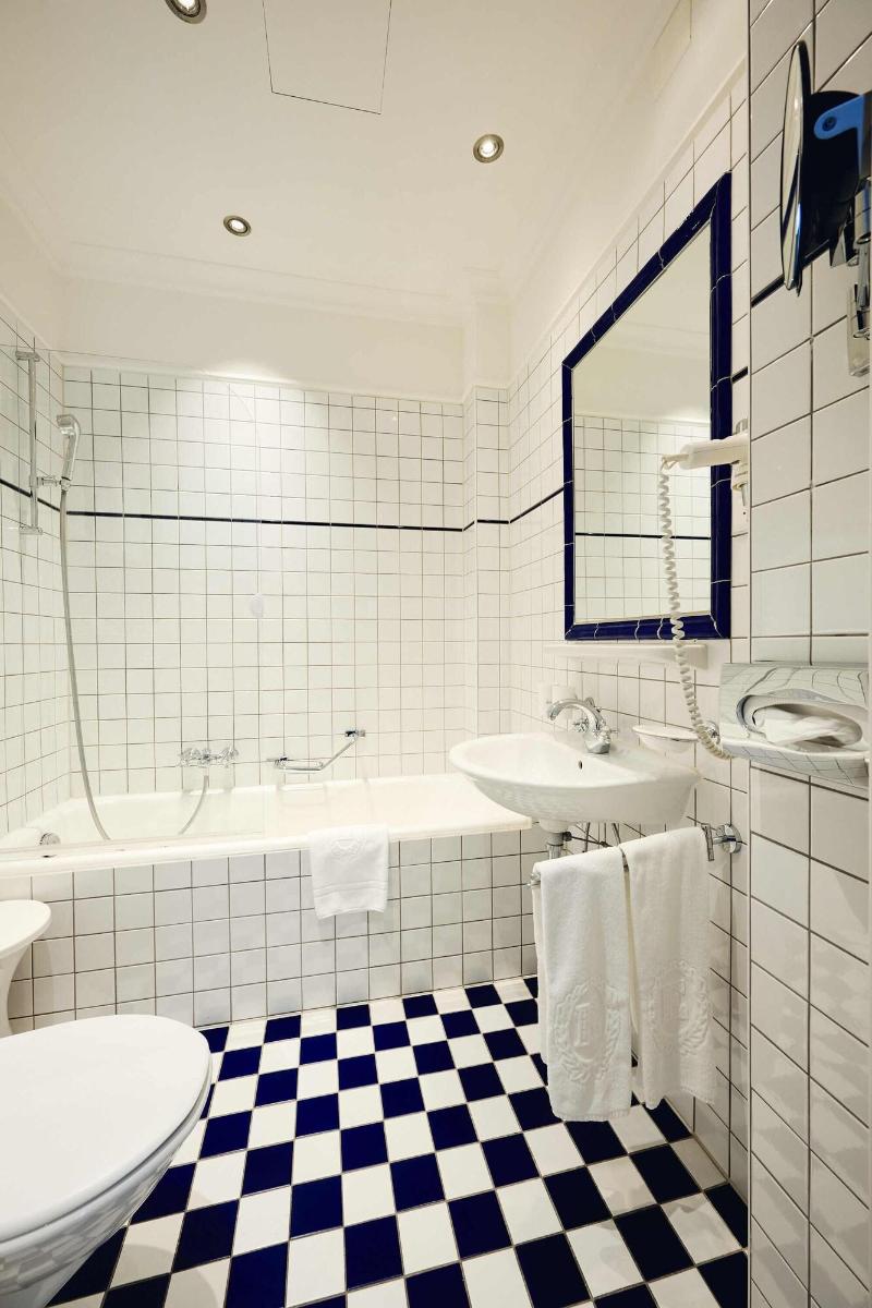 Romantik Hotel Europe - Oda