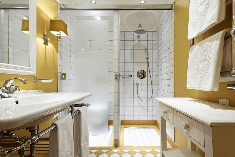 Romantik Hotel Europe - Oda