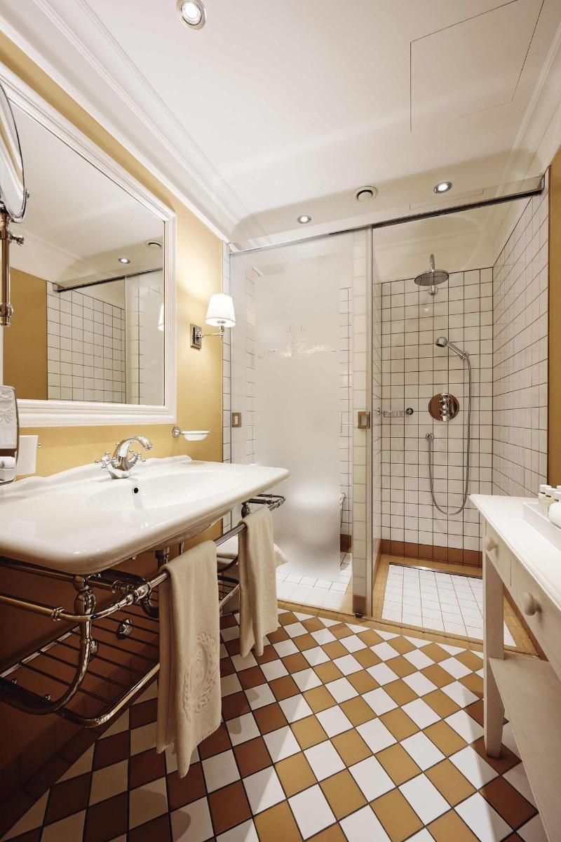 Romantik Hotel Europe - Oda