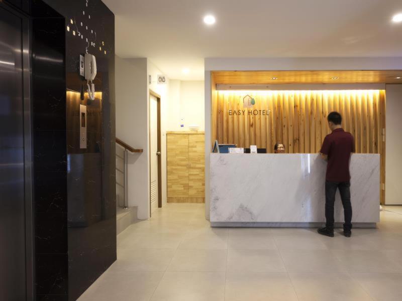 Easy Hotel - Lobi