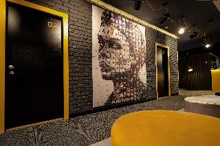 Maccani Black Luxury Suites