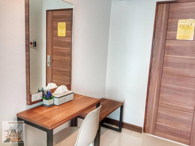 Louis Runway View Hotel - Lobi
