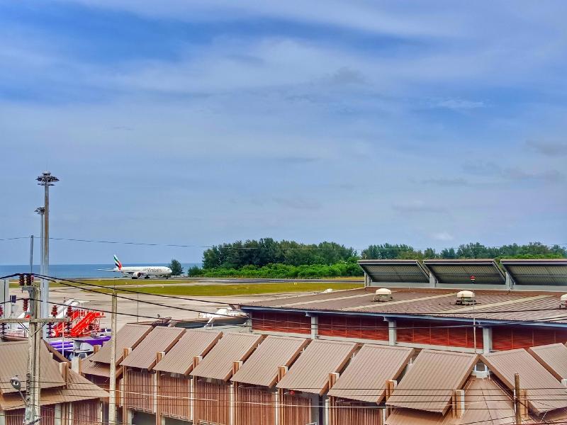 Louis Runway View Hotel - Genel