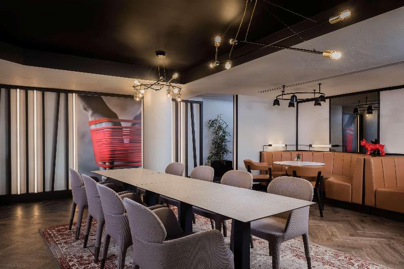 Radisson RED London Heathrow - Bar
