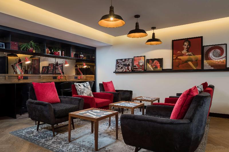 Radisson RED London Heathrow - Bar
