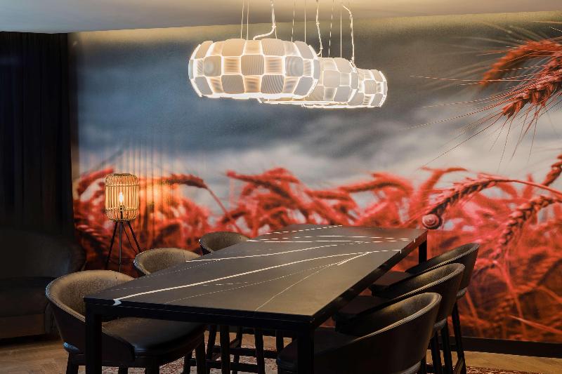 Radisson RED London Heathrow - Bar