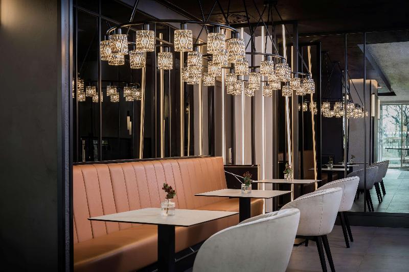 Radisson RED London Heathrow - Bar