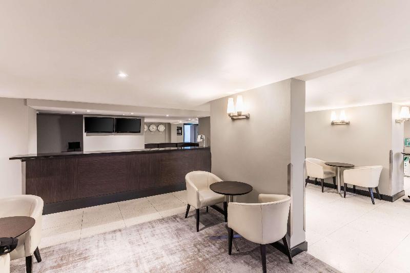 Radisson RED London Heathrow - Bar