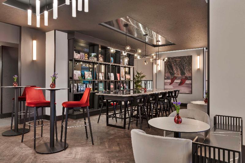 Radisson RED London Heathrow - Bar
