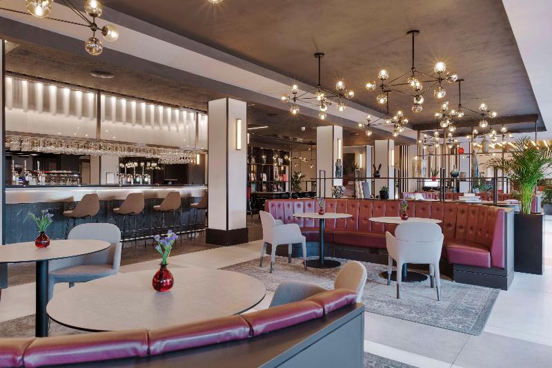 Radisson RED London Heathrow - Bar