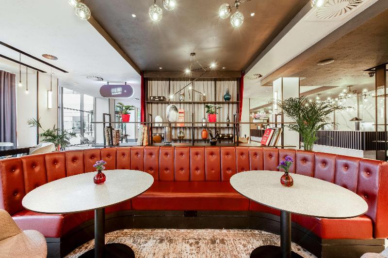 Radisson RED London Heathrow - Bar