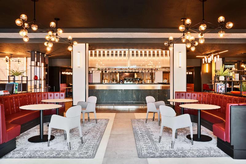 Radisson RED London Heathrow - Bar