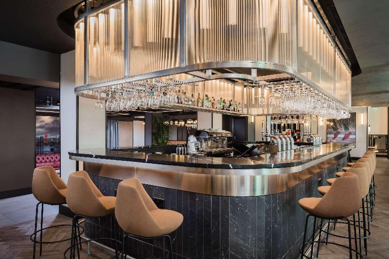 Radisson RED London Heathrow - Bar