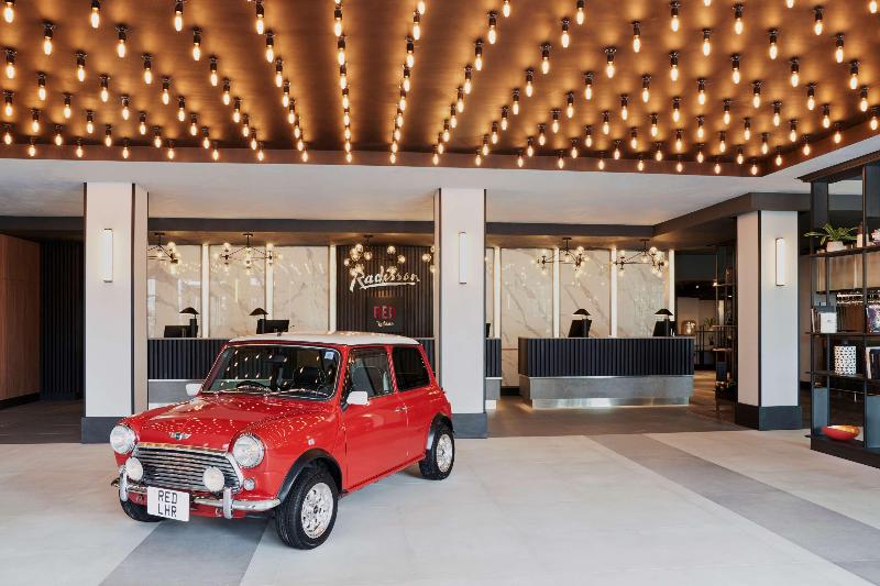 Radisson RED London Heathrow - Lobi