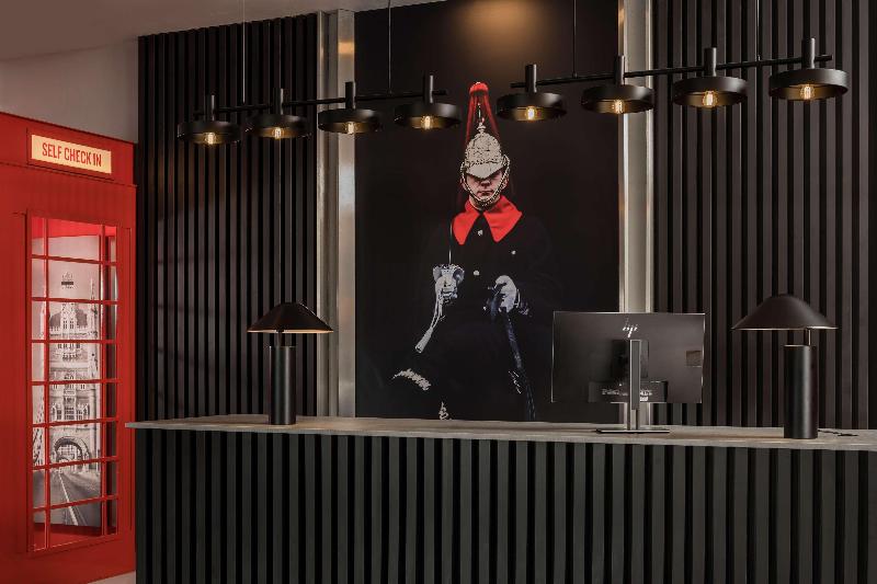 Radisson RED London Heathrow - Lobi