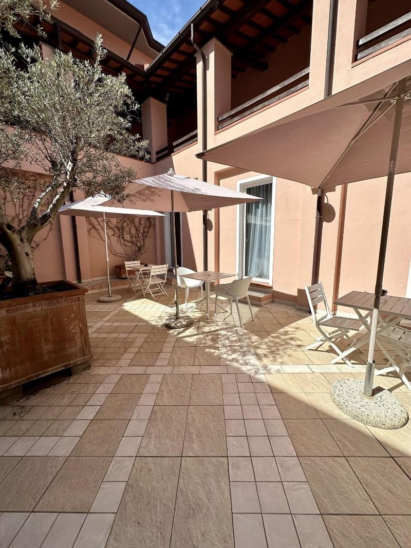 Villa Domizia - Genel