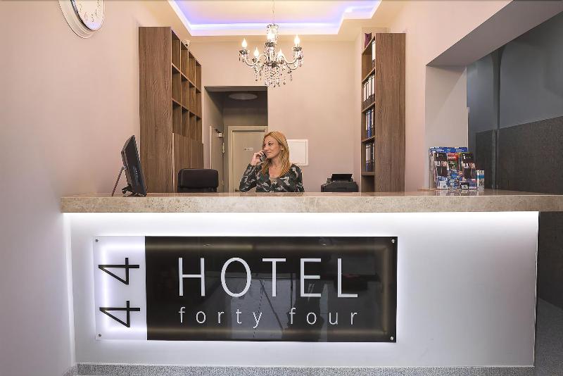 Forty Four - Lobi