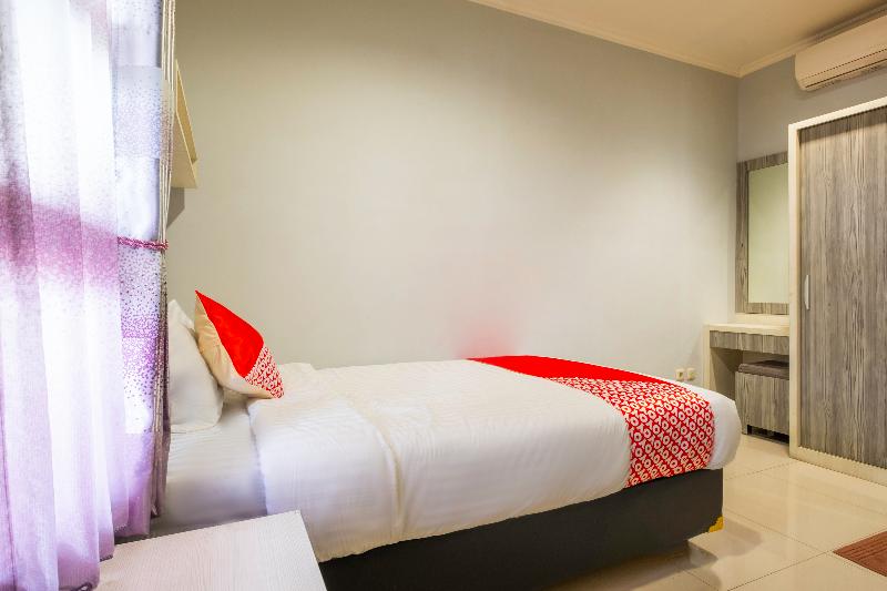 Super OYO 2405 The Karins Guesthouse Syariah - Oda