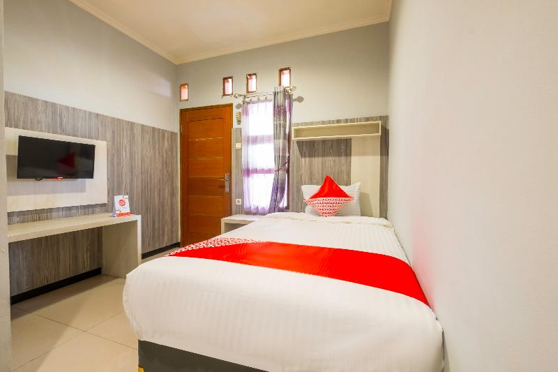 Super OYO 2405 The Karins Guesthouse Syariah - Oda