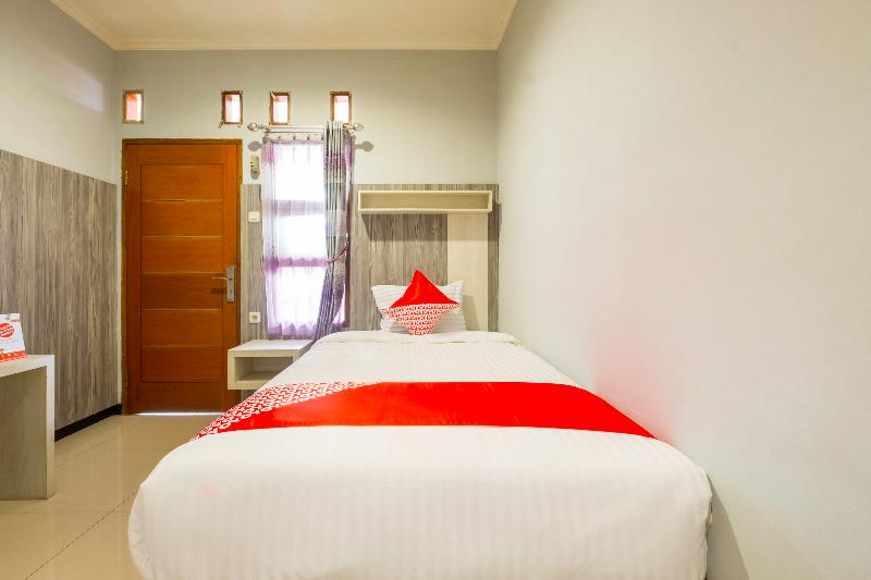 Super OYO 2405 The Karins Guesthouse Syariah - Oda