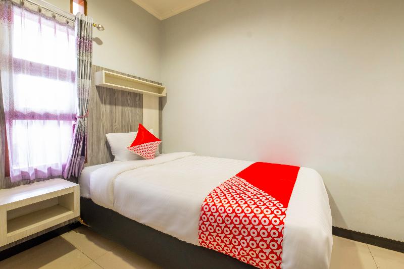 Super OYO 2405 The Karins Guesthouse Syariah - Oda