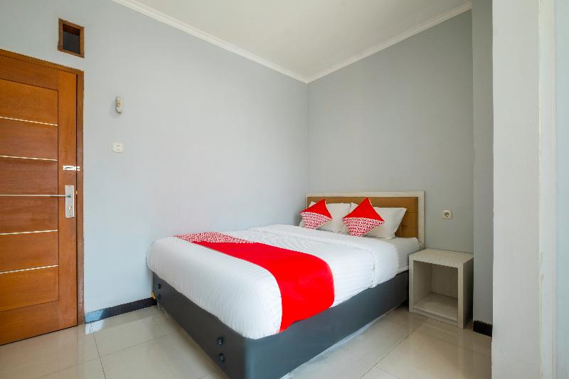 Super OYO 2405 The Karins Guesthouse Syariah - Oda