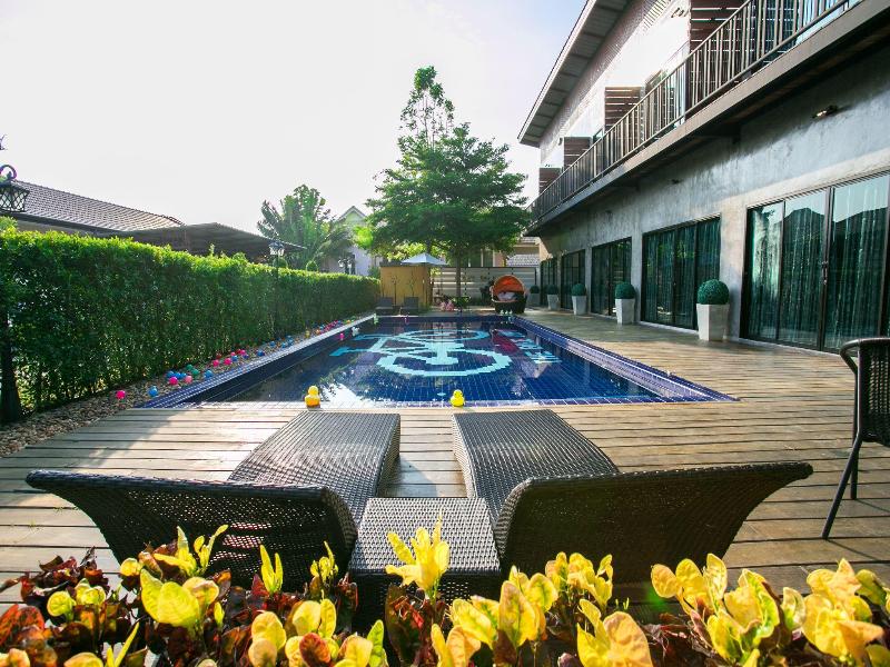 The Bike Loft Family Hostel - Havuz