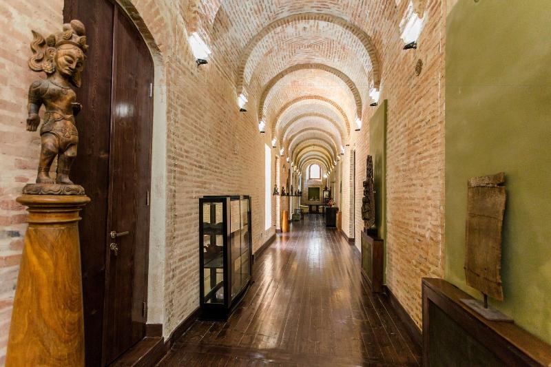 Castle In Old Town - Lobi
